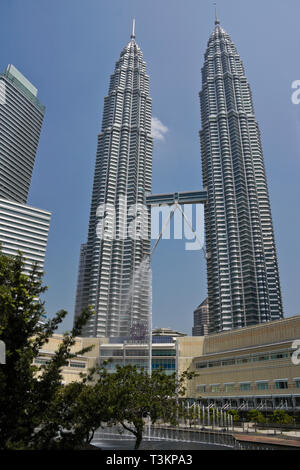 Zu den Petronas Twin Towers und Downtown Wolkenkratzer vom KLCC Park, Kuala Lumpur, Malaysia gesehen Stockfoto