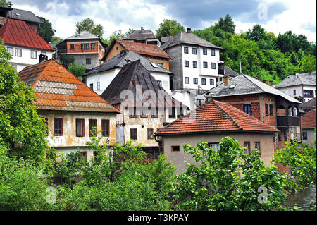 Travnik, Bosnien und Herzegowina, mit seinen Häusern mit steilen, walm Dächer Merkmal der Dinarischen Gebirge Architektur. Stockfoto