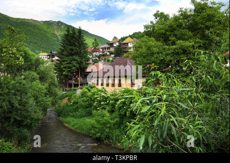 Travnik, Bosnien und Herzegowina, mit seinen Häusern mit steilen, walm Dächer Merkmal der Dinarischen Gebirge Architektur. Stockfoto