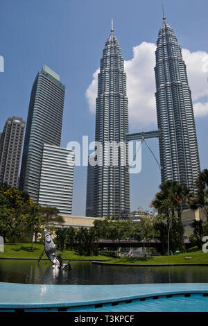 Zu den Petronas Twin Towers und Downtown Wolkenkratzer vom KLCC Park, Kuala Lumpur, Malaysia gesehen Stockfoto