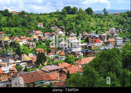 Travnik, Bosnien und Herzegowina, mit seinen Häusern mit steilen, walm Dächer Merkmal der Dinarischen Gebirge Architektur. Stockfoto