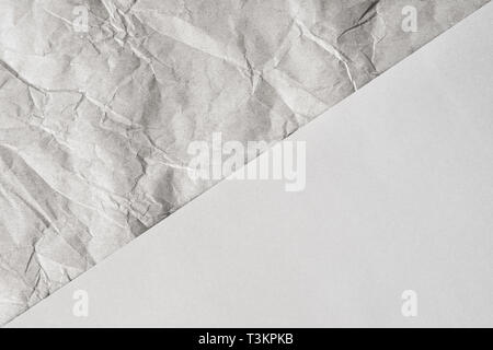 Zerknittert und Normalpapier Blätter in der Mitte der Partition erstellen Linie unterteilt. Der neutrale, abstrakten Hintergrund Design. Stockfoto