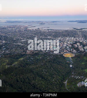 Einen schönen Sonnenaufgang leuchtet auf, Oakland, Berkeley und die San Francisco Bay im nördlichen Kalifornien. Dieser Bereich ist oft von einer dicken marine Schicht bedeckt. Stockfoto