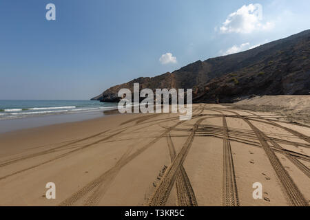 Leere Yiti Strand am Morgen, Reifenspuren auf dem Sand in der Nähe von Maskat, Sultanat Oman Stockfoto