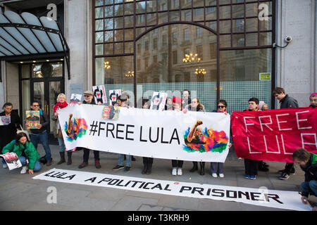 London, Großbritannien. 10. April 2019. Aktivisten aus der Freien Lula Internationale Komitee Protest außerhalb der Brasilianischen Botschaft die Freigabe der Forme zu verlangen. Stockfoto