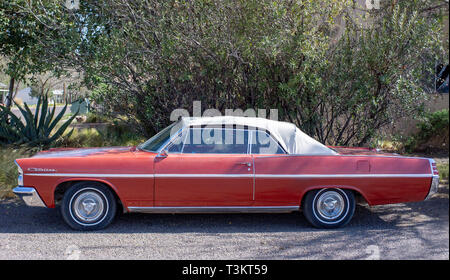 1963 Pontiac Catalina classic Auto in einer Straße von Alpine, Texas geparkt. Stockfoto