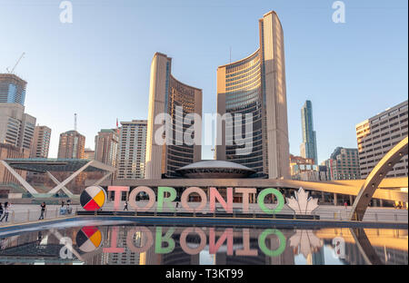 Toronto Skyline in Nathan Phillips Square Stockfoto