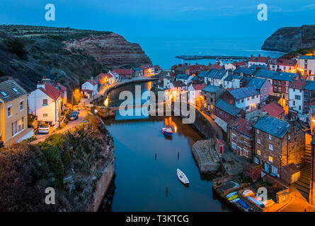 Eine klassische Ansicht der Staithes bei Dämmerung & Flut, Staithes ist ein traditionelles Fischerdorf und Badeort an der Küste von North Yorkshire, England, UK. Stockfoto