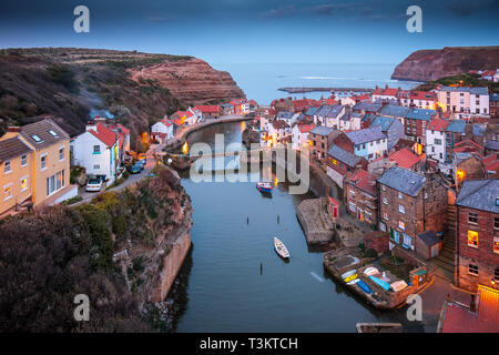 Eine klassische Ansicht der Staithes bei Dämmerung & Flut, Staithes ist ein traditionelles Fischerdorf und Badeort an der Küste von North Yorkshire, England, UK. Stockfoto