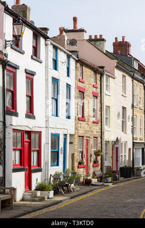 Bunte terrassierten Cottages in der High Street, Staithes, ein traditionelles Fischerdorf und Badeort an der Küste von North Yorkshire, England, UK. Stockfoto