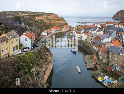 Eine klassische Ansicht der Staithes bei Flut. Staithes ist ein traditionelles Fischerdorf und Badeort an der Küste von North Yorkshire, England, UK. Stockfoto