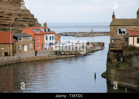 Ein Blick auf den Hafen und die fishermens Cottages in Staithes, ein traditionelles Fischerdorf und Badeort an der Küste von North Yorkshire, England, UK. Stockfoto