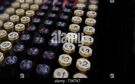 Nahaufnahme auf der Tastatur eines antiken Comptometer. Low Key, copy-Platz. Stockfoto