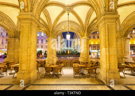 Restaurant Terrasse in der Staatsoper und Kärntner Straße in Wien, Österreich, in der Dämmerung, Stockfoto