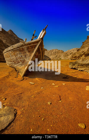 Abgebrochene aground Boot in der Nähe von Yiti auf Ebbe, Maskat, Sultanat Oman Stockfoto