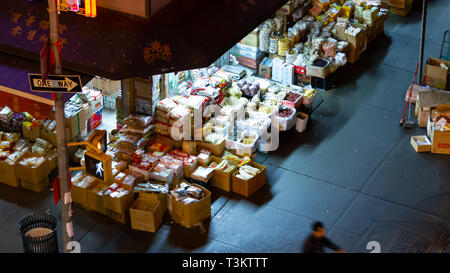 NEW YORK CITY: Ansicht von oben von einer Ecke Markt in der Nacht in der Chinatown Viertel von Manhattan in New York City. Stockfoto