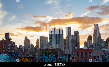 NEW YORK CITY - ca. 2017: Sonnenuntergang Licht hinter dem Gebäude der Skyline von Lower Manhattan in New York City. Stockfoto