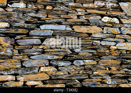 Dorf Dartlo Tuscheti region, Georgia. Mauer gebaut aus Schiefer, Steine, alten Mauerwerk. Hintergrund raue Textur. Stockfoto