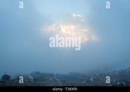 Blick auf den Mount Matschaputschare (von Nepali Bedeutung 'Fischschwanz') bei Sonnenuntergang von Annapurna Basislager, Annapurna Conservation Area, Himalaya, Nepal. Stockfoto