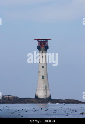 Das historische Wahrzeichen an der Küste von Pembrokeshire - Smalls lighthouse Stockfoto