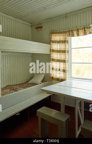 Original Interieur eines 1950er Norwegischer Hering Angeln Station, die Unterkünfte für die Besatzung mit Zimmern für 6 Personen in Holz- Kojen zur Verfügung gestellt Stockfoto