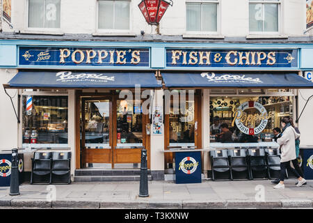 London, UK - April 6, 2019: die Menschen vorbei gehen. Poppie in Spitalfields, London, einem berühmten Fish & Chips Shop, der seit 1952 serviert wurde. Stockfoto