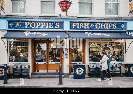 London, UK - April 6, 2019: die Menschen vorbei gehen. Poppie in Spitalfields, London, einem berühmten Fish & Chips Shop, der seit 1952 serviert wurde. Stockfoto