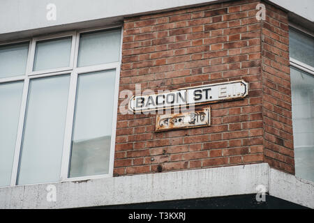 London, UK - April 6, 2019: Straße Zeichen an einer Ecke der Speck Street und Brick Lane, im Herzen des Londoner Bangladeshi-Sylheti Gemeinschaft und ich Stockfoto