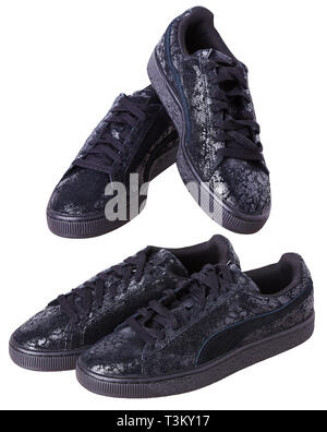 Schwarz Leder Frauen Laufschuhe auf weißem Hintergrund. Studio Leuchten Stockfoto