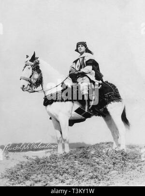 Rudolph Valentino als Ahmed Ben Hassan der Scheich Direktor 1921 George Melford Silent film Paramount Pictures Stockfoto