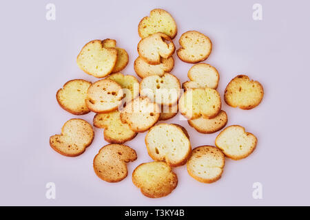 Getoastetes Brot (Italienische bruschetta Toast) auf weißem Hintergrund, Ansicht von oben. Gerösteten Baguette Stockfoto