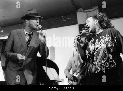 Long John Baldry und Angela Brown, 100 Club, London, 1993. Schöpfer: Brian Foskett. Stockfoto