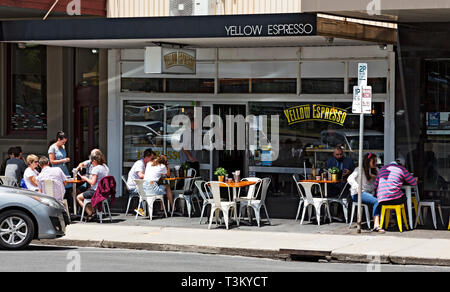 Ballarat Australien / die Szene von Ballarat Cafe und Restaurant floriert, Gäste sitzen vor Yellow Espresso. Stockfoto