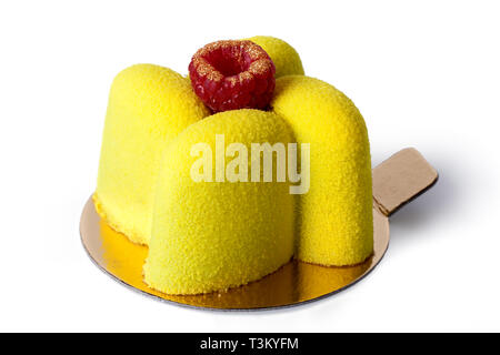 Gelbe Dessert mit Himbeermarmelade (ungeschnitten) Stockfoto