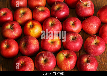 Schöne rote Äpfel sind auf dem Tisch. Stockfoto