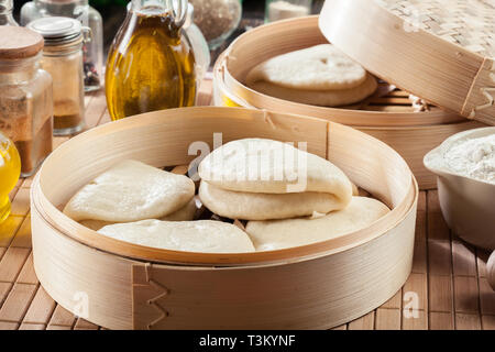 Gua Bao, gedämpfte Brötchen im Bambus Steamer. Asiatische Küche Stockfoto