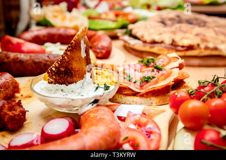 Dekoriert Würstchen mit frischem Gemüse auf traditionelle Wurst Turnier ausgesetzt. Stockfoto