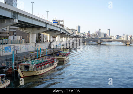 Kreuzfahrten sind sehr beliebt auf Sumida River in Tokio. Es ist eine großartige Möglichkeit, die Stadt zu sehen, wenn Sie genügend Zeit haben, den ganzen Tag auf dem Wasser zu verbringen. Stockfoto