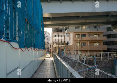 Jeden Tag habe ich Komagata Brücke auf dem Weg nach Kuramae Präfektur Station überschritten. Es ist eine perfekte Kombination aus Art-déco-Architektur & Blick auf moderne Tokio Skytree Stockfoto