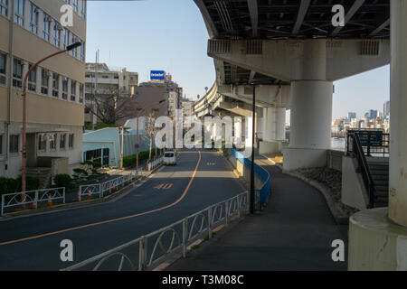 Jeden Tag habe ich Komagata Brücke auf dem Weg nach Kuramae Präfektur Station überschritten. Es ist eine perfekte Kombination aus Art-déco-Architektur & Blick auf moderne Tokio Skytree Stockfoto