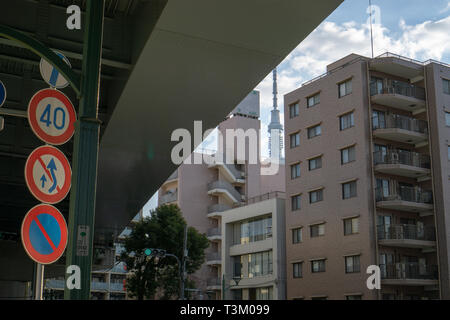 Jeden Tag habe ich Komagata Brücke auf dem Weg nach Kuramae Präfektur Station überschritten. Es ist eine perfekte Kombination aus Art-déco-Architektur & Blick auf moderne Tokio Skytree Stockfoto