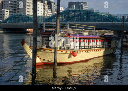 Kreuzfahrten sind sehr beliebt auf Sumida River in Tokio. Es ist eine großartige Möglichkeit, die Stadt zu sehen, wenn Sie genügend Zeit haben, den ganzen Tag auf dem Wasser zu verbringen. Stockfoto