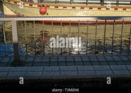 Kreuzfahrten sind sehr beliebt auf Sumida River in Tokio. Es ist eine großartige Möglichkeit, die Stadt zu sehen, wenn Sie genügend Zeit haben, den ganzen Tag auf dem Wasser zu verbringen. Stockfoto