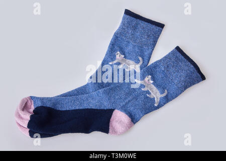 Paar Damensocken isoliert auf weißem Hintergrund. Child's Socken, weiß und rosa Socken Stockfoto