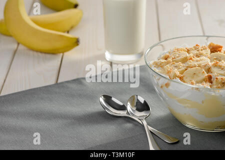 Frühstück serviert auf hölzernen Tisch Stockfoto