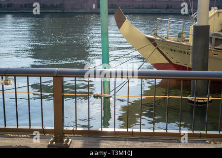 Kreuzfahrten sind sehr beliebt auf dem Sumida River in Tokio. Es ist eine großartige Möglichkeit, die Stadt zu sehen, wenn Sie genügend Zeit haben, den ganzen Tag auf dem Wasser zu verbringen. Stockfoto