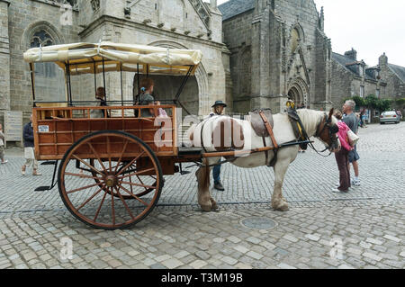 Pferd und Wagen in Quimper Frankreich Stockfoto