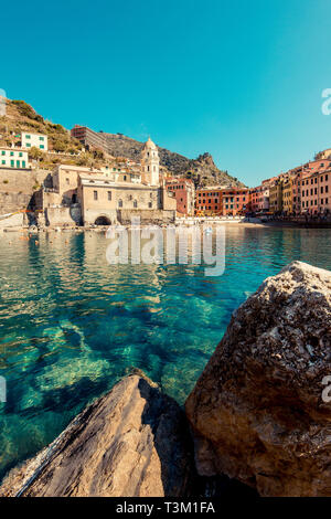 VERNAZZA, ITALIEN - MÄRZ 2019: Touristen in Vernazza, Cinque Terre Nationalpark (Italienische Riviera Ligurien), Italien - berühmte italienische Reiseziele Stockfoto