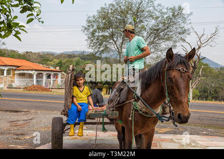 Colonia Independencia, Paraguay - 31. August 2018: die Armen indigenen Familie in Paraguay mit einachsigen Wagen und Pferd. Stockfoto