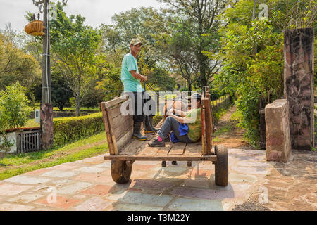 Colonia Independencia, Paraguay - 31. August 2018: die Armen indigenen Familie in Paraguay mit einachsigen Wagen und Pferd. Stockfoto